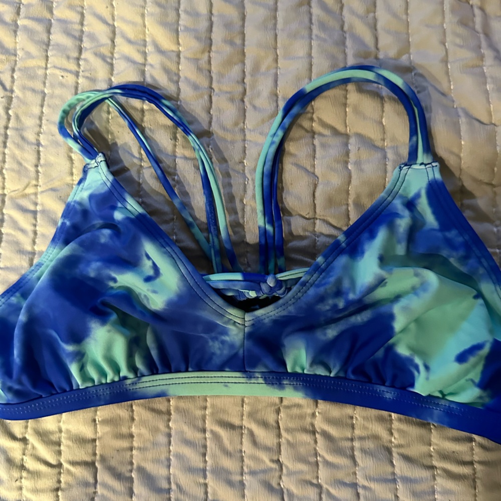 H2O tie-dye – bright and light blue combination Bikini top with super cute back